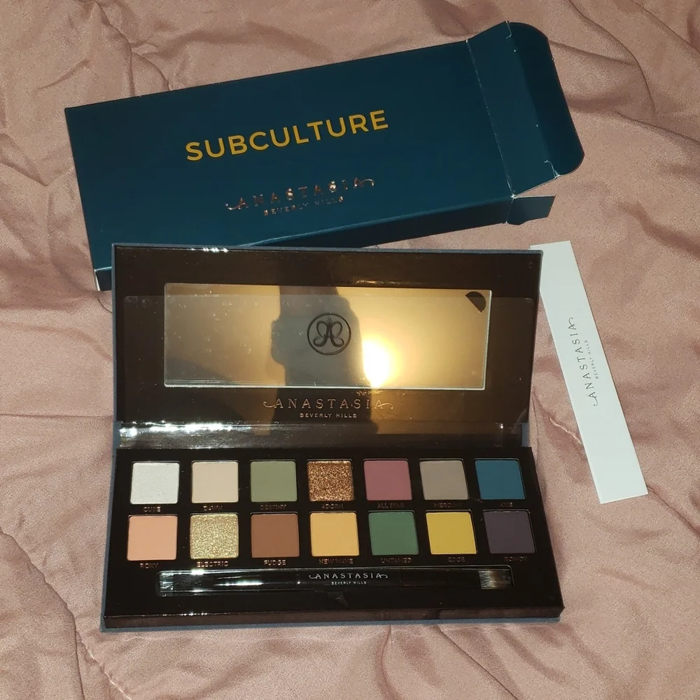 Anastasia Beverly Hills  Subculture eyeshadow palette.